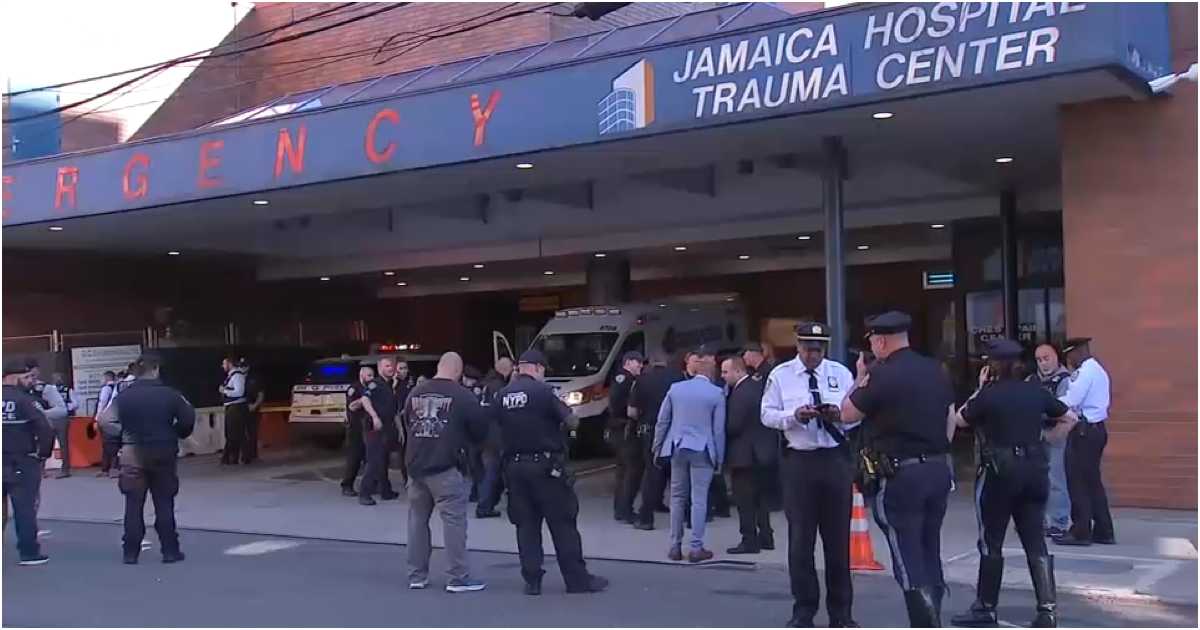 গুলিবিদ্ধ কর্মকর্তাকে দ্রুত জ্যামাইকা হসপিটালে নেওয়া হয়। ছবি: আইউইটনেস নিউজ